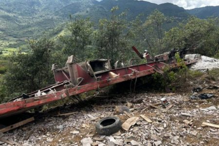 Tráiler cae a barranco en Cumbres de Maltrata y deja 2 muertos