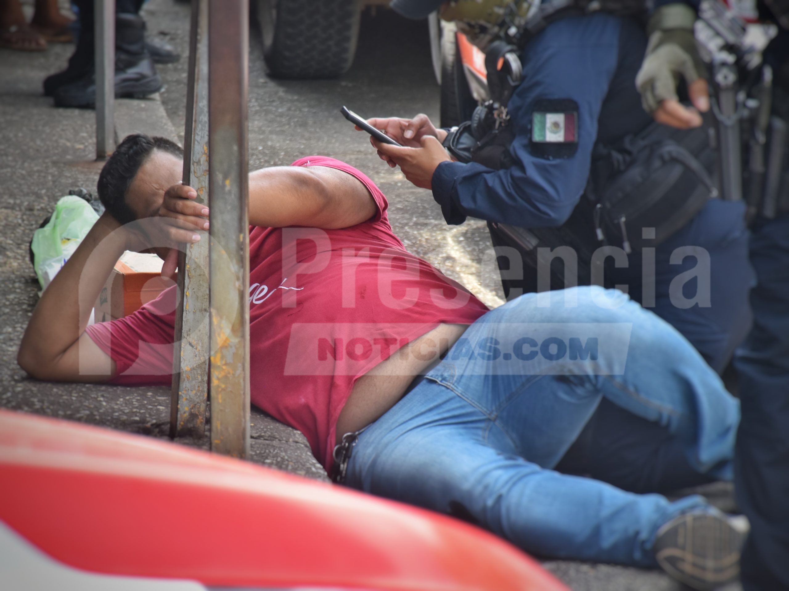 A 50 metros de la comandancia de la Policía Estatal atacan a balazos al conductor del taxi 1388 de Acayucan. Noticias en tiempo real