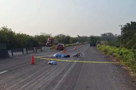 Hombre pierde la vida tras ser embestido por camión de carga en libramiento de Paso del Toro