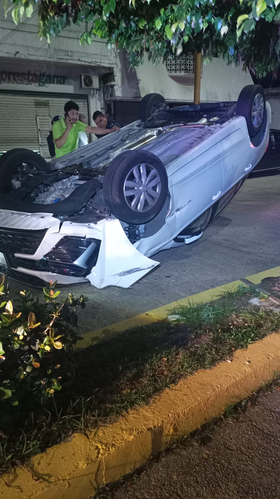 Mujer resulta lesionada tras impactar contra camioneta estacionada en Coatzacoalcos. Noticias en tiempo real