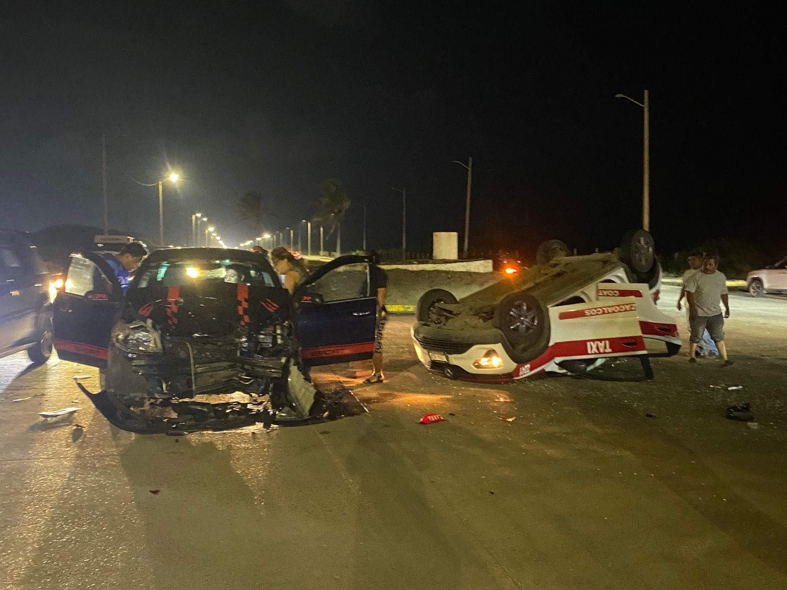 Taxi acaba volcado en el malecón costero de Coatzacoalcos. Noticias en tiempo real