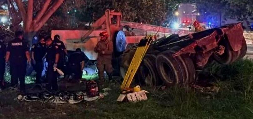 Fallece conductor de camioneta “piloto” que choco esta madrugada contra un tráiler que transportaba una viga de concreto de gran tamaño en el periférico. Noticias en tiempo real