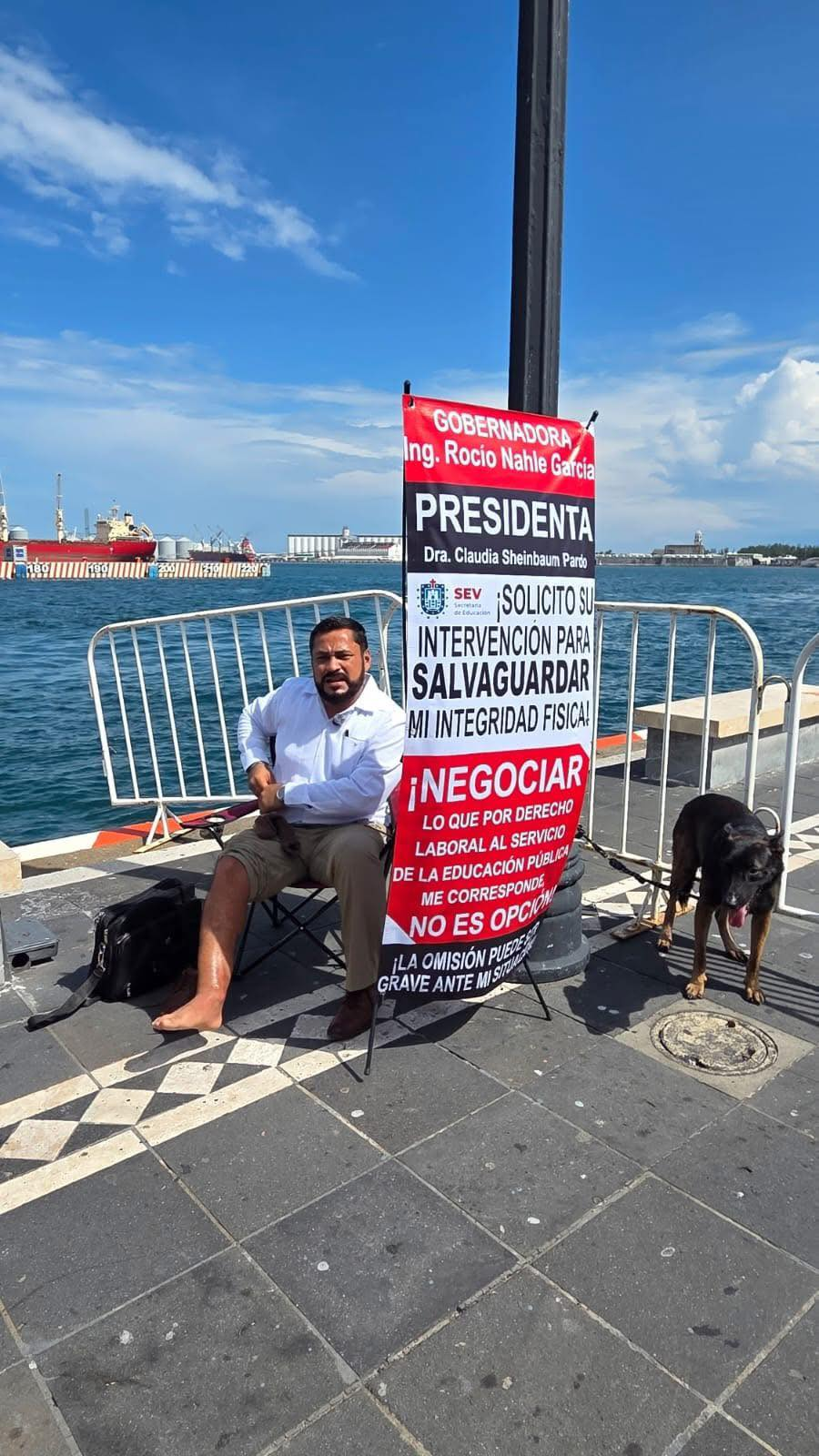 Se encadena al Malecón de Veracruz tras negarse la SEV a pagarle 2 mdp de seguro por invalidez. Noticias en tiempo real