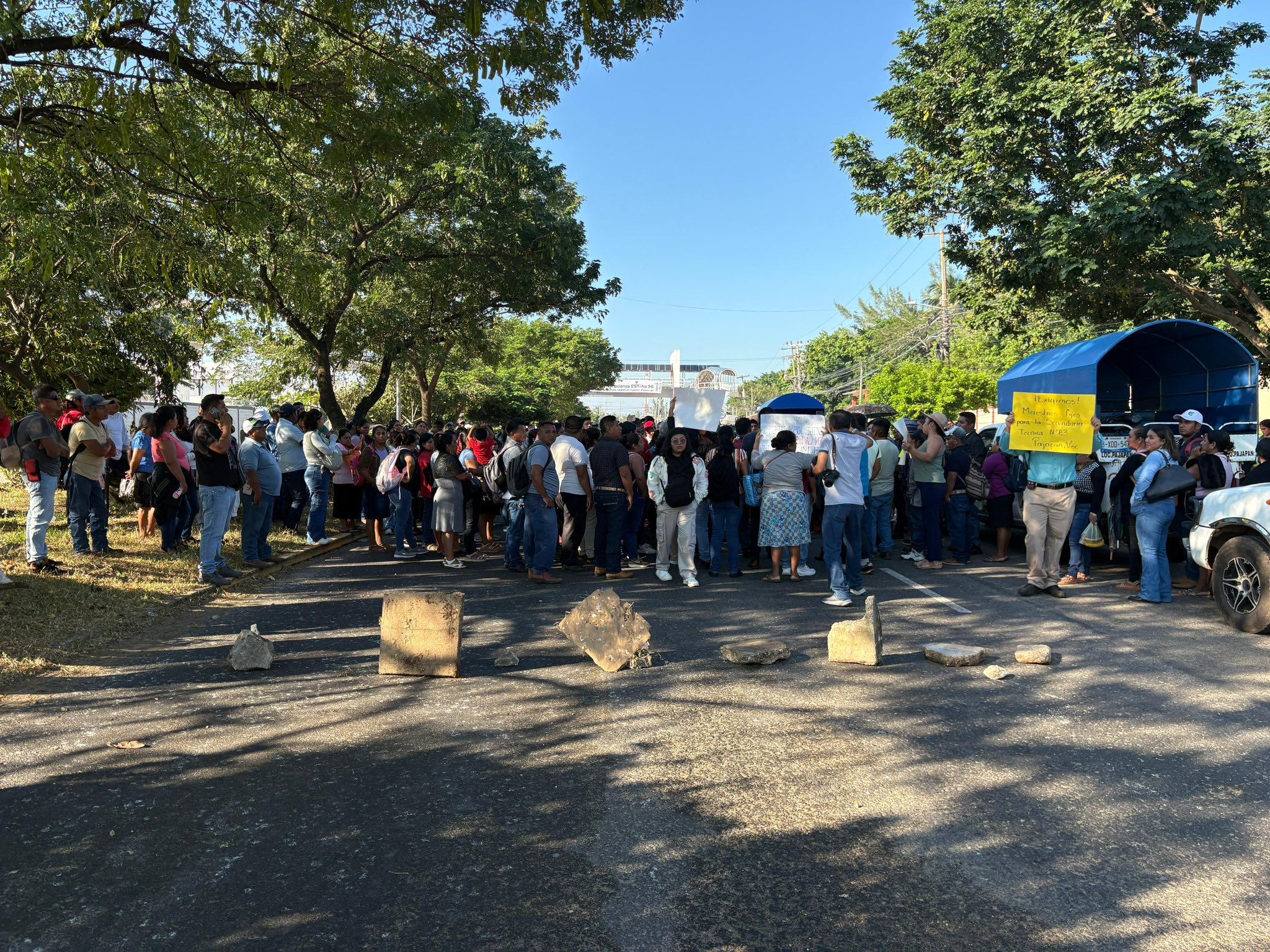 Con bloqueo y protesta en la delegación de la SEV en Coatzacoalcos, exigen maestros para secundaria técnica en Pajapan. Noticias en tiempo real